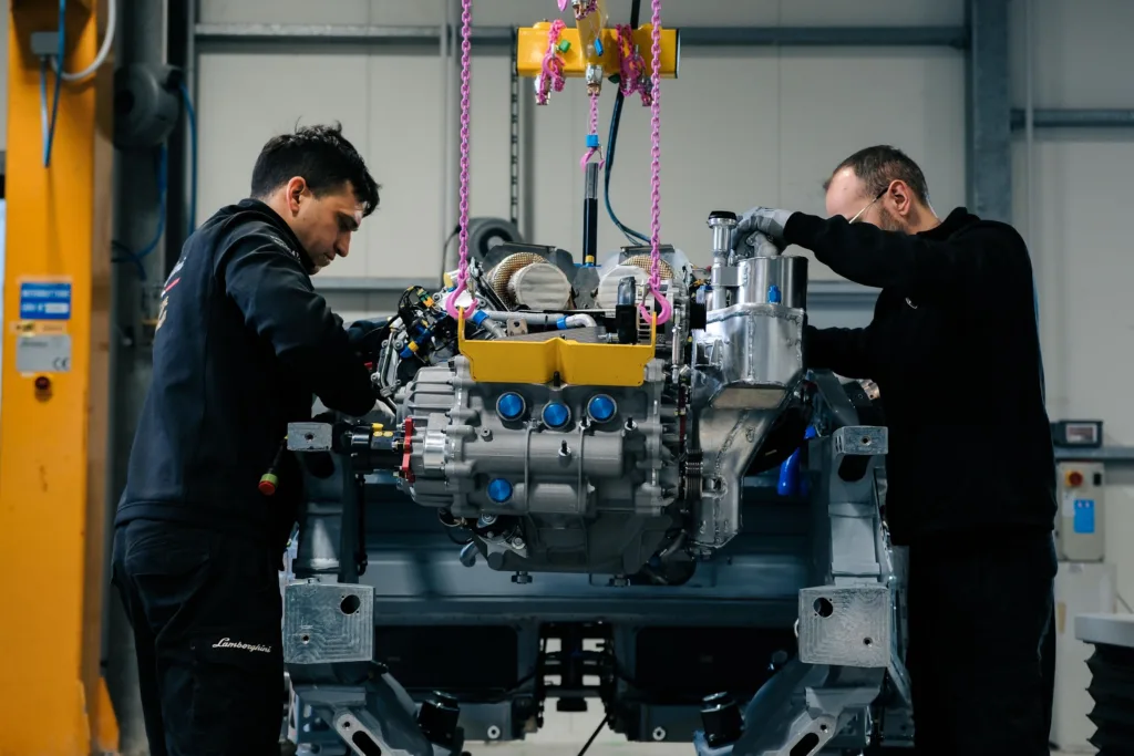 Detalle del motor V8 biturbo del Lamborghini Temerario GT3 en la línea de montaje.