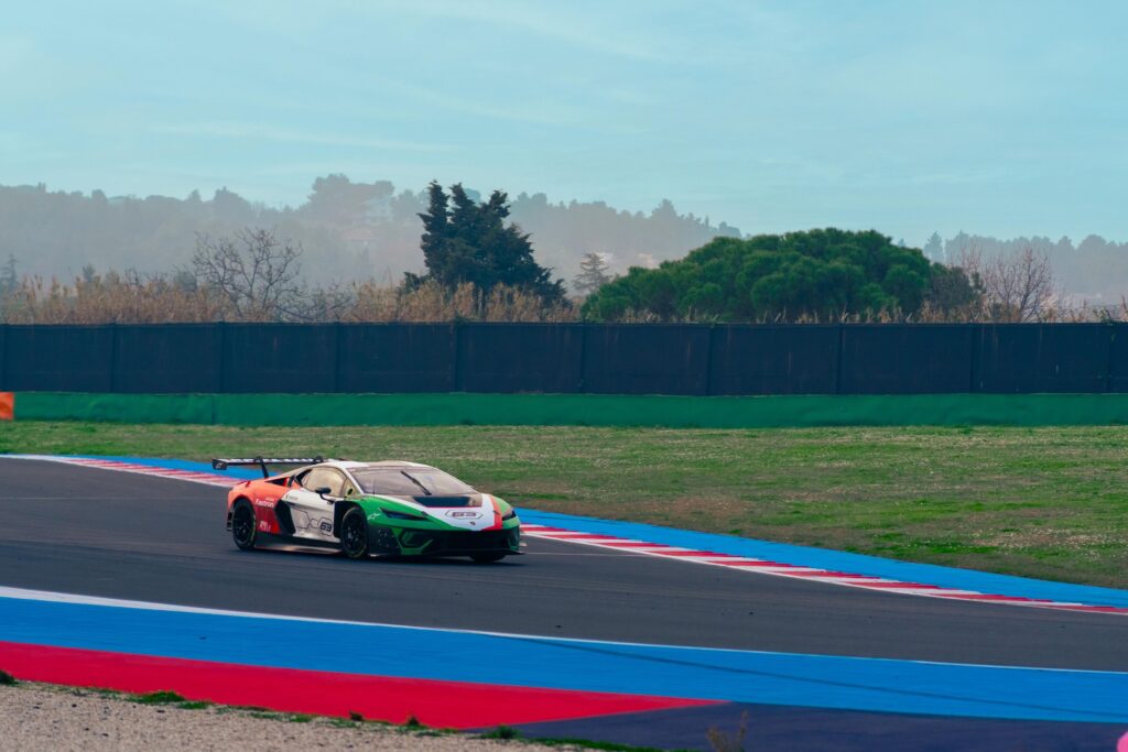 Lamborghini Temerario GT3 rodando a alta velocidad en el circuito de Sebring.