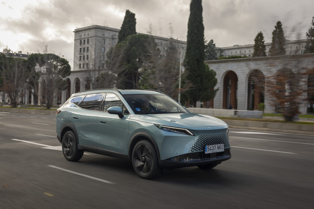 Un Omoda 7 circulando por una carretera infinita al atardecer, enfatizando su gran autonomía