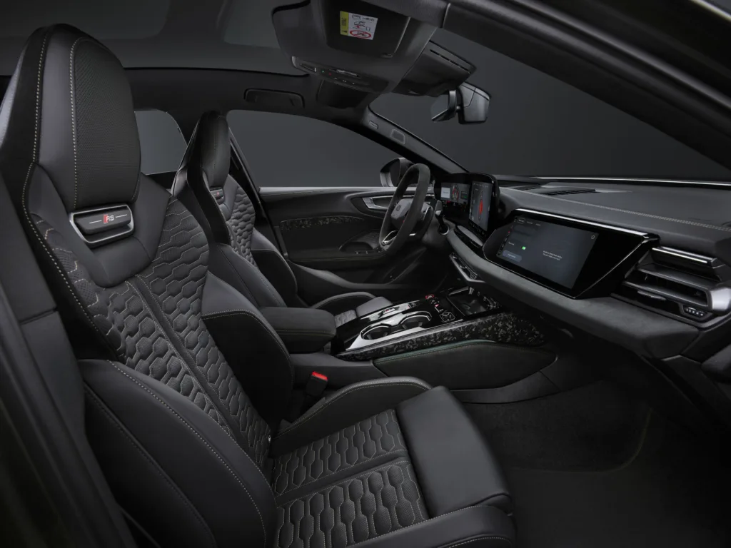 Interior del Audi RS 5 2026 con volante deportivo en Alcantara y la interfaz de la plataforma HCP1 gestionando la dinámica
