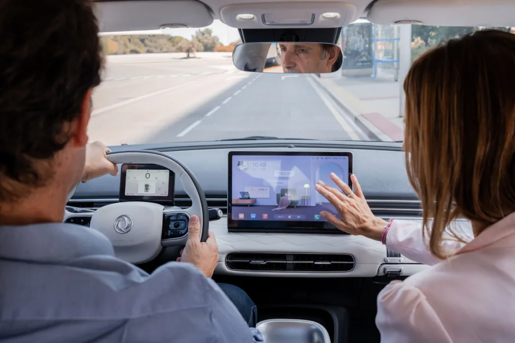 Vista interior del Donfeng Box donde podemos ver la gran pantalla que domina el interior del coche