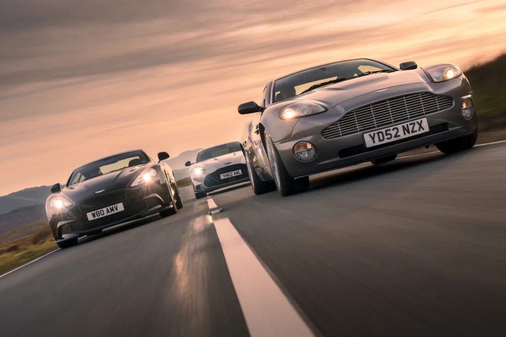 Las tres generaciones del Aston Martin Vanquish (2001, 2012 y 2024) alineadas en la pista de St Athan