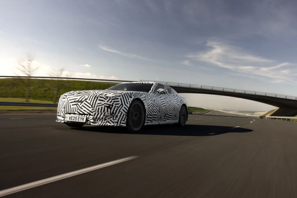 Silueta lateral del nuevo Jaguar GT destacando su capó alargado y su línea de techo extremadamente baja