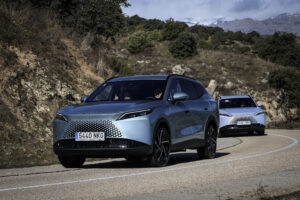 Interior del OMODA 7 SHS con la pantalla de 15,6 pulgadas y acabados en cuero sintético de alta calidad