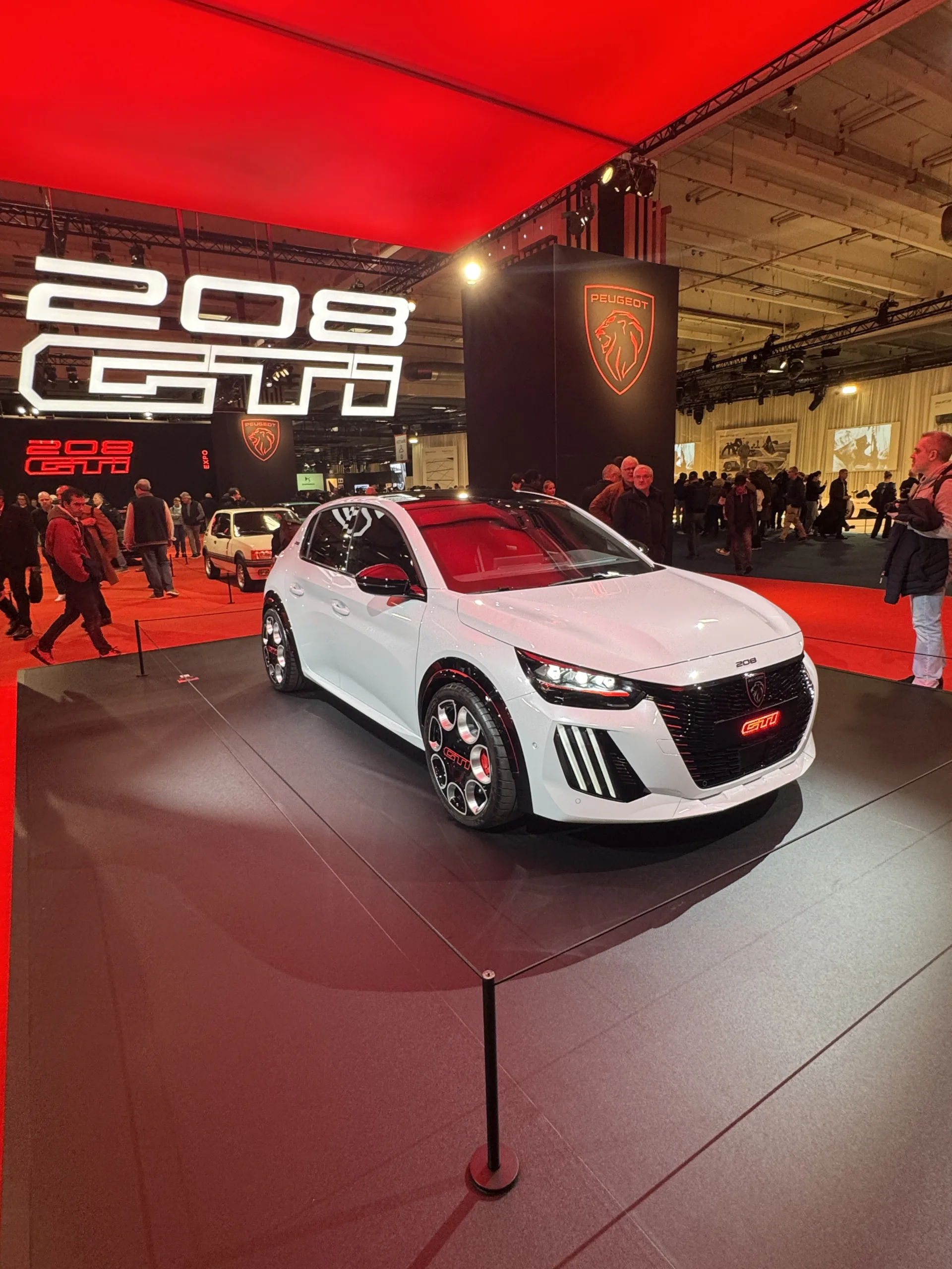 Peugeot revive la leyenda GTI con el nuevo 208 GTi eléctrico en Rétromobile