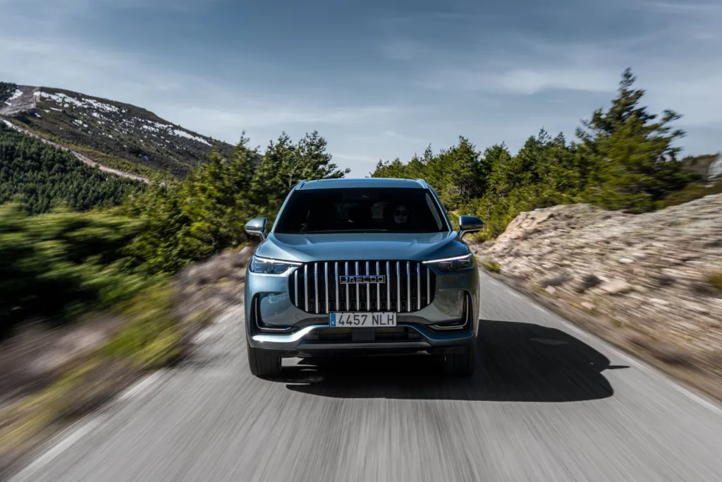 Primer plano del JAECOO 8 SHS destacando la parrilla vertical en cascada y los faros Full LED en un entorno de montaña