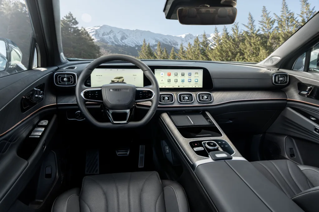 Habitáculo del JAECOO 8 SHS con tapicería de cuero Nappa marrón, doble pantalla de 12,3 pulgadas y sistema de sonido Sony