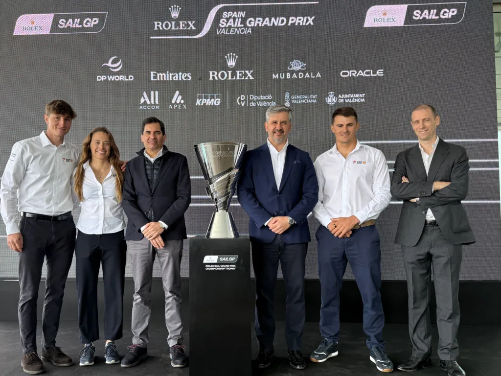 Diego Botín y Florian Trittel analizando datos en la base técnica de SailGP