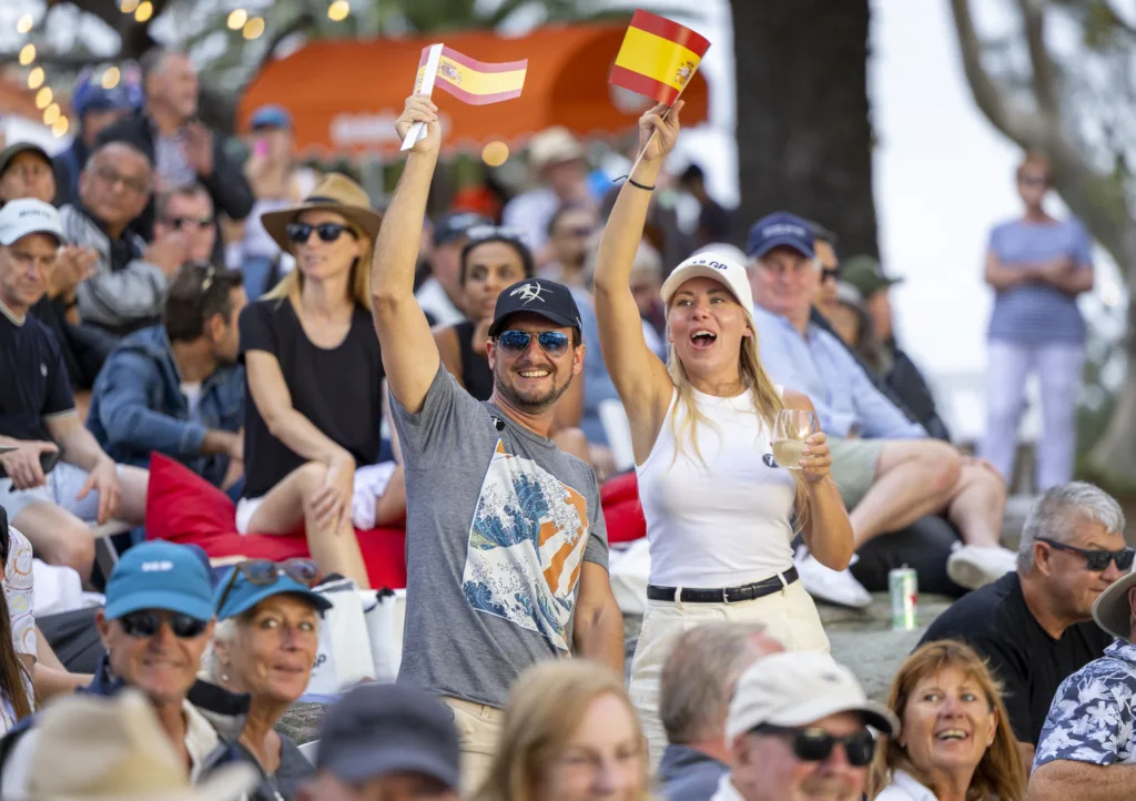 El catamarán F50 Victoria de Los Gallos volando sobre los foils en aguas valencianas con el logo de DENZA visible