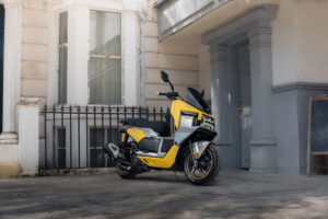 Primer plano de la LETBE Mecha 125 en color Amarillo Ettore, mostrando su frontal futurista, iluminación LED agresiva y líneas de diseño ciberpunk.