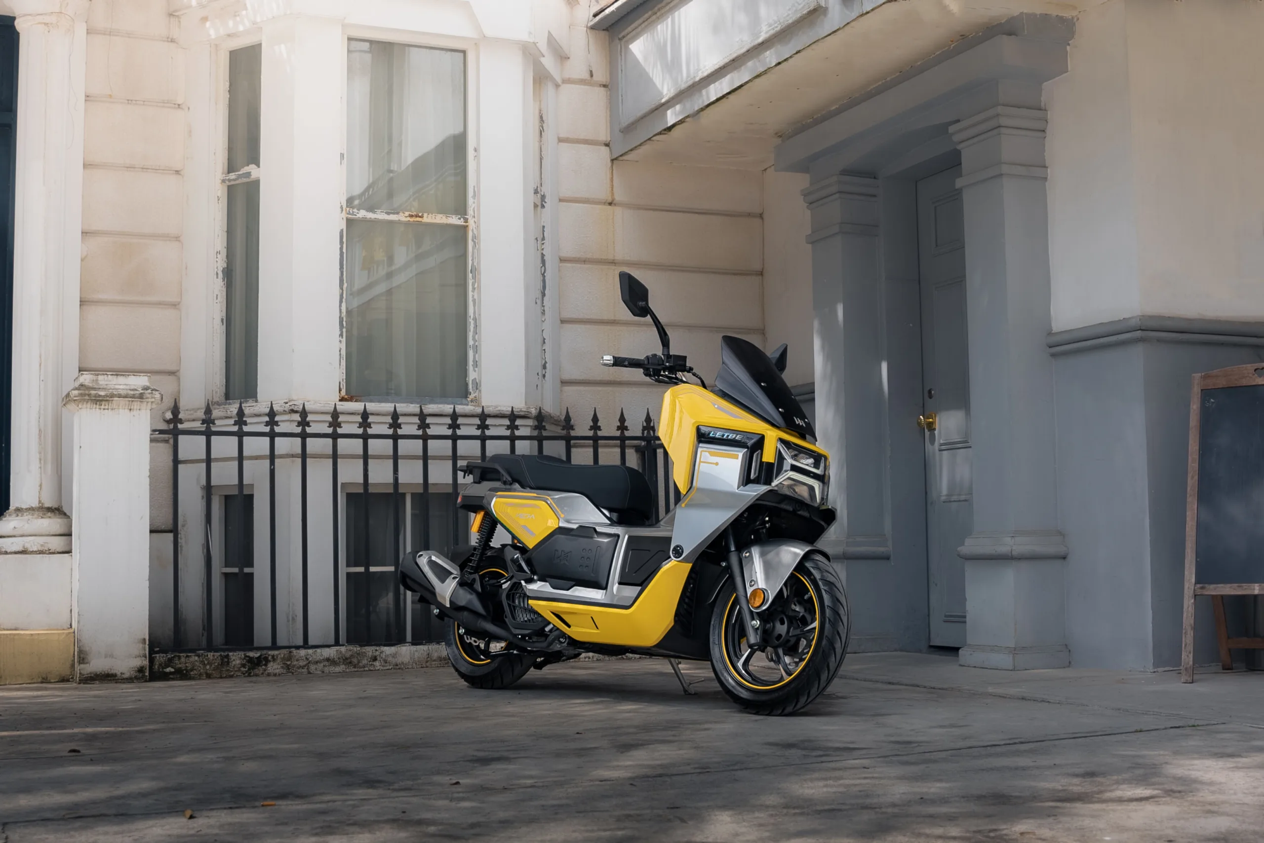 LETBE Mecha 125: ¿Es esto un scooter o un objeto de coleccionista post-apocalíptico?