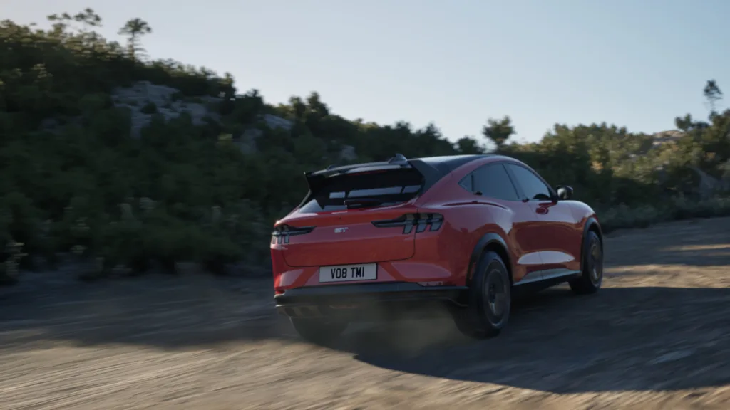 Conductor utilizando el sistema BlueCruise en un Ford Mustang Mach-E, soltando el volante en una vía habilitada.