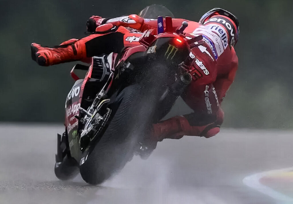 Primer plano de Marc Márquez pilotando su moto con lluvia
