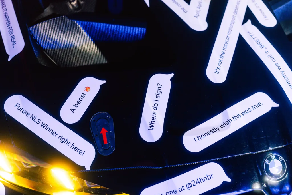 Detalle de la parte delantera del coche vinilado