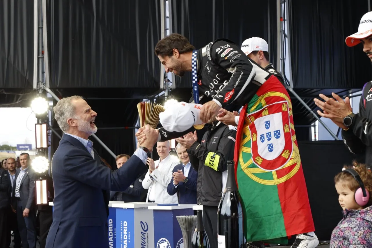 Madrid es eléctrica: Jaguar reina en el Jarama entre gritos de radio y el «show» de Pepe Martí