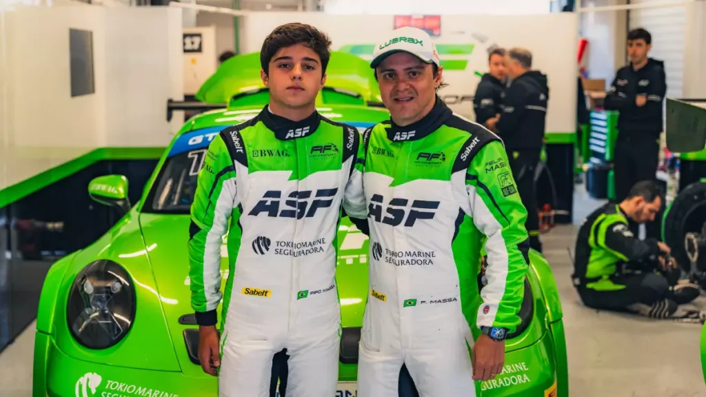 Felipe Massa junto a su hijo Pipo en el box de las Winter Series en Barcelona