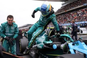 Ingenieros de Honda trabajando en la unidad de potencia del Aston Martin en el box