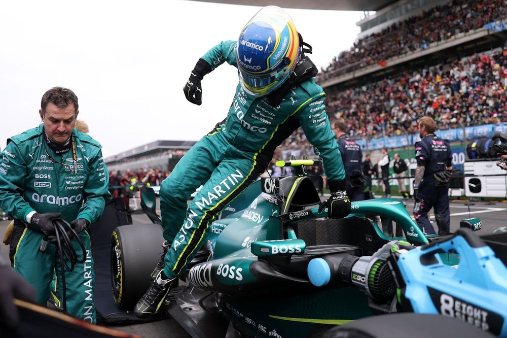Ingenieros de Honda trabajando en la unidad de potencia del Aston Martin en el box