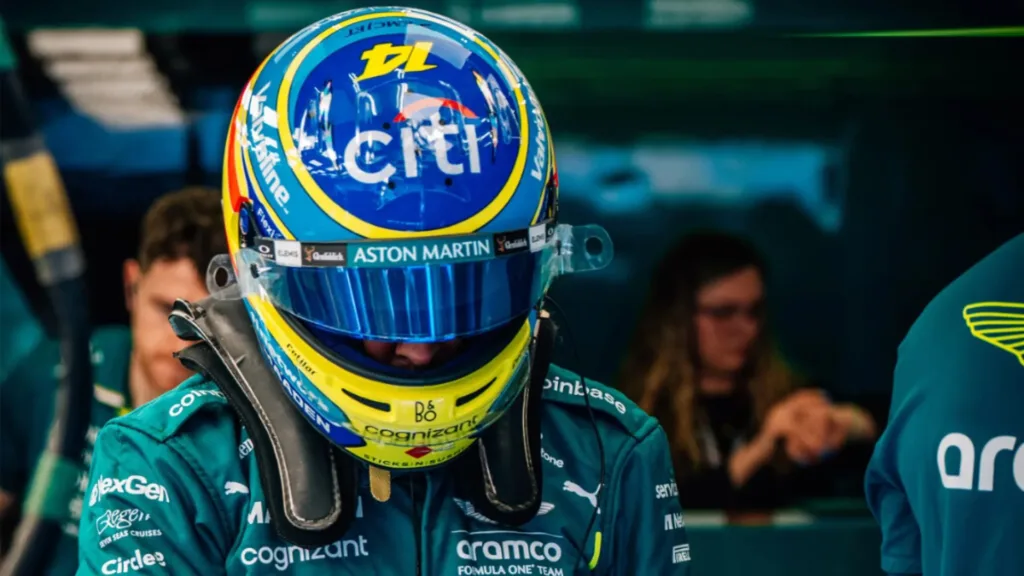 Fernando Alonso bajando de su Aston Martin 2026 tras una sesión de test