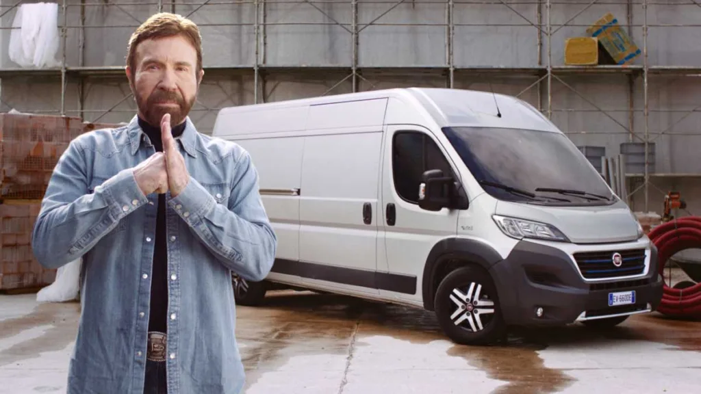 Chuck Norris posando junto a una furgoneta Fiat Ducato en un anuncio publicitari