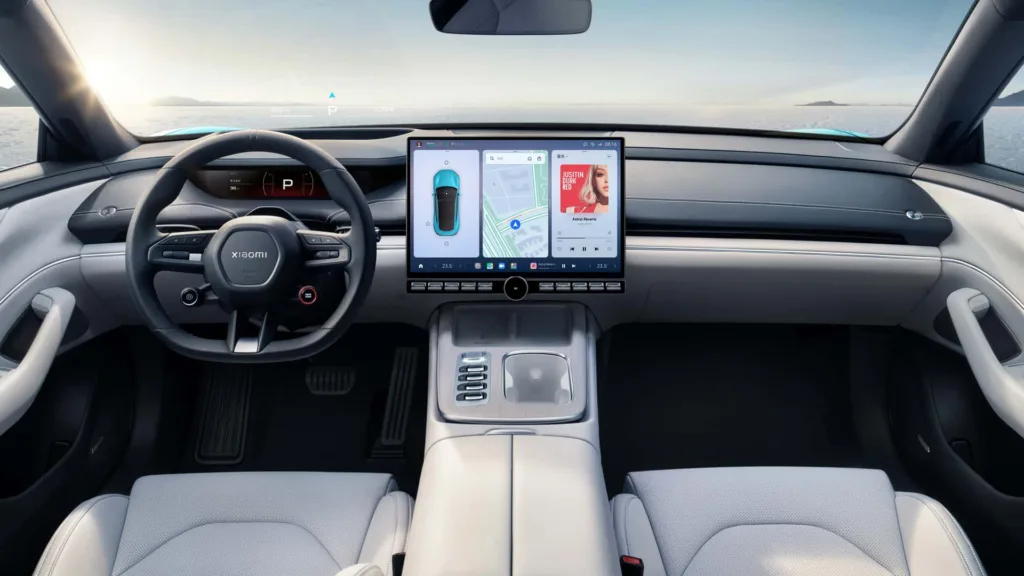 Interior del Xiaomi SU7 destacando la pantalla de 16,1 pulgadas y los acabados en cuero Cream Beige