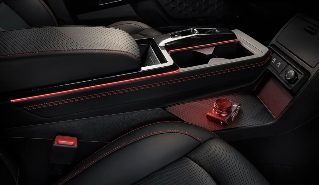 Interior premium del KGM Torres Actyon con materiales suaves y gran carga tecnológica