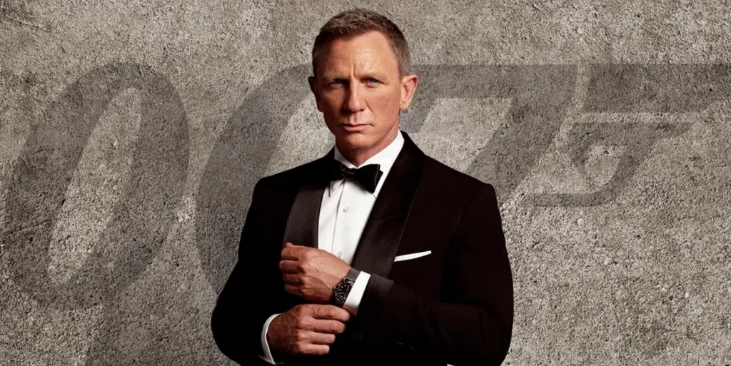 Daniel Craig posando junto al nuevo Denza Z9GT en un entorno de lujo contemporáneo