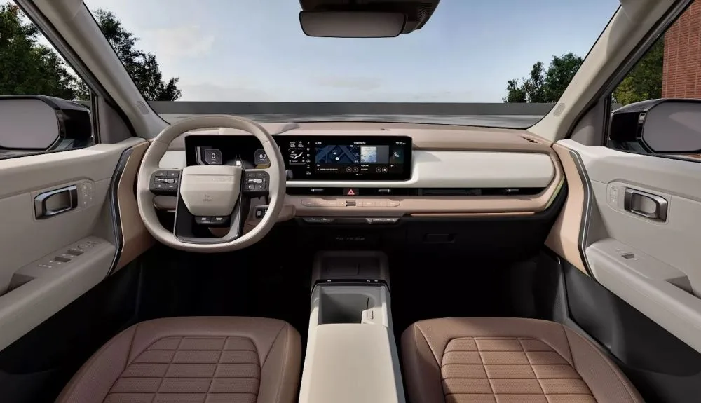 Interior del Kia Seltos 2026 con pantalla panorámica curva de 12,3 pulgadas y sistema de sonido Harman Kardon