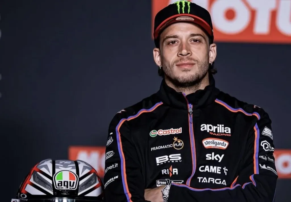 Marc Márquez pilotando la Ducati Desmosedici en las enlazadas de Austin, con Marco Bezzecchi y su Aprilia RS-GP al fondo