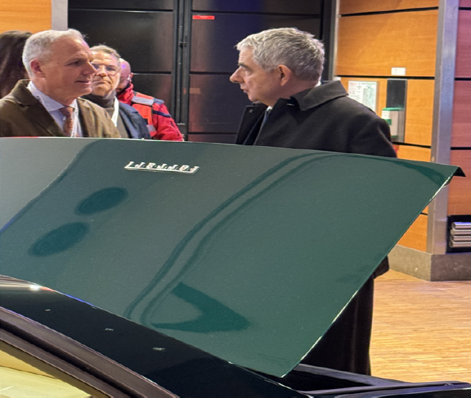 Un Ferrari para «Mr. Bean»: Rowan Atkinson y su debilidad por lo analógico en París