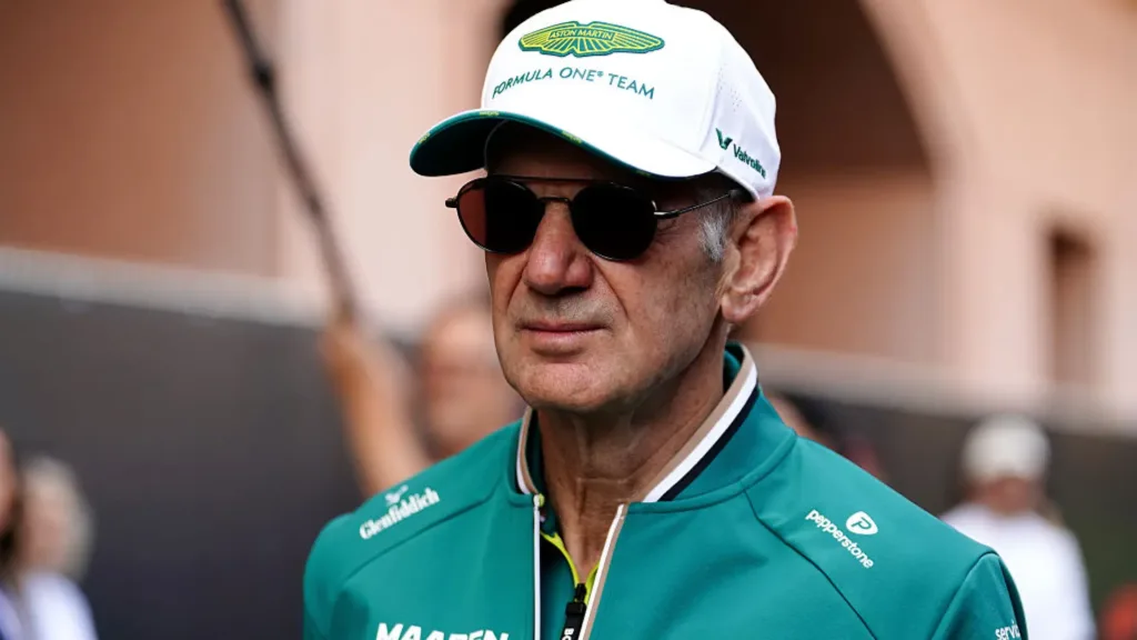 Adrian Newey con gesto serio y pensativo en el muro de boxes de Aston Martin