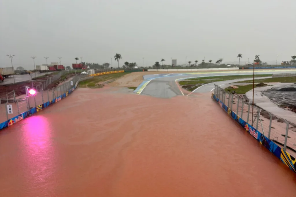 Vista aérea de una curva del circuito de Goiania cubierta parcialmente por agua y barro