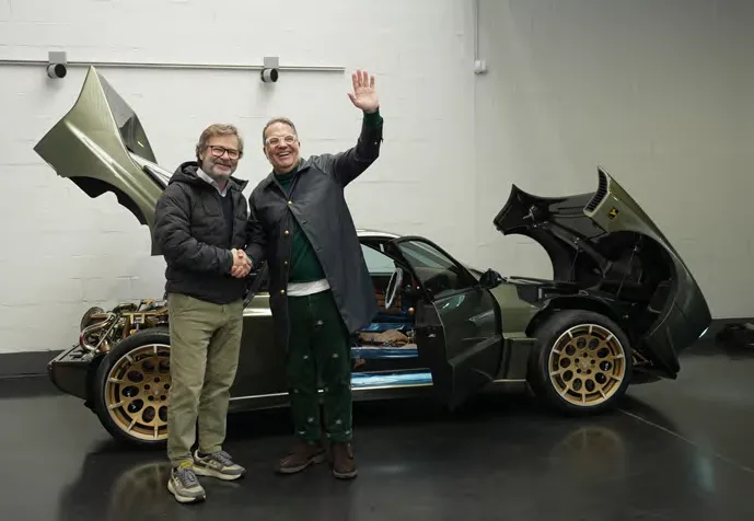 La unidad “Olivia” de Autotrade posa junto a nuestro director Emilio Olivares y José Antonio Rueda, propietario del coche y de la compañía española.