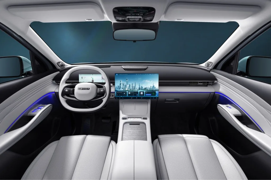 Iluminación ambiental del Omoda 7 resaltando la calidad de los materiales y la tecnología del habitáculo