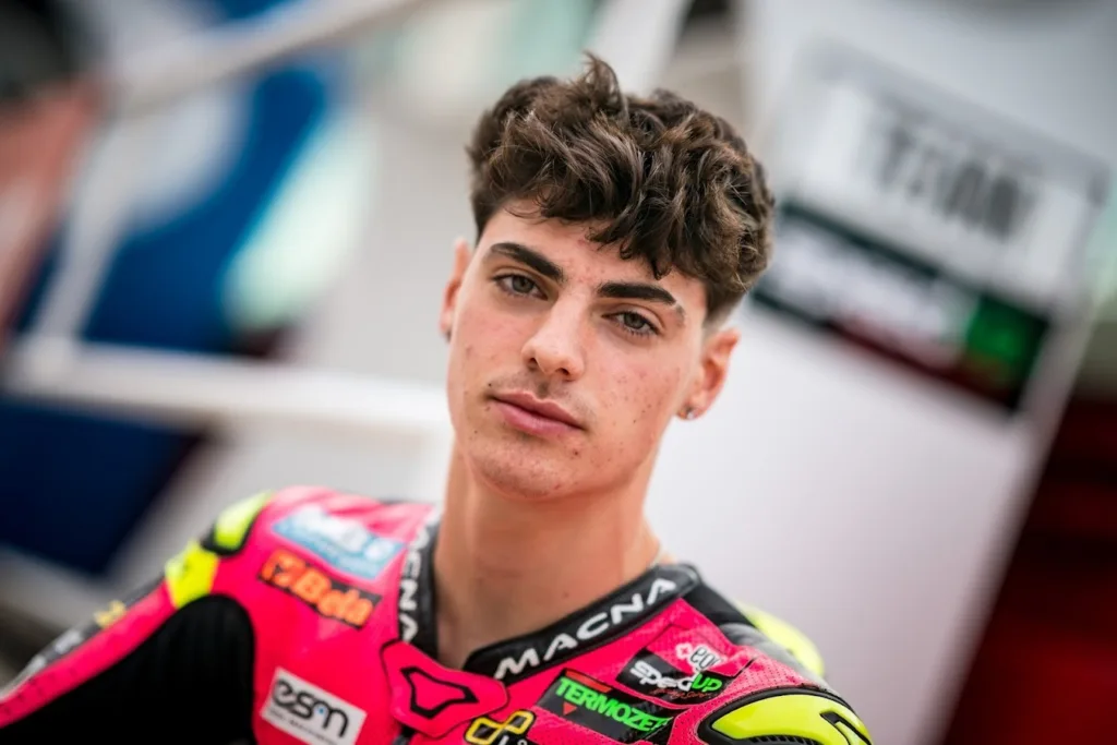 Fermín Aldeguer preparándose en el box de Gresini para pasar el examen médico de la FIA