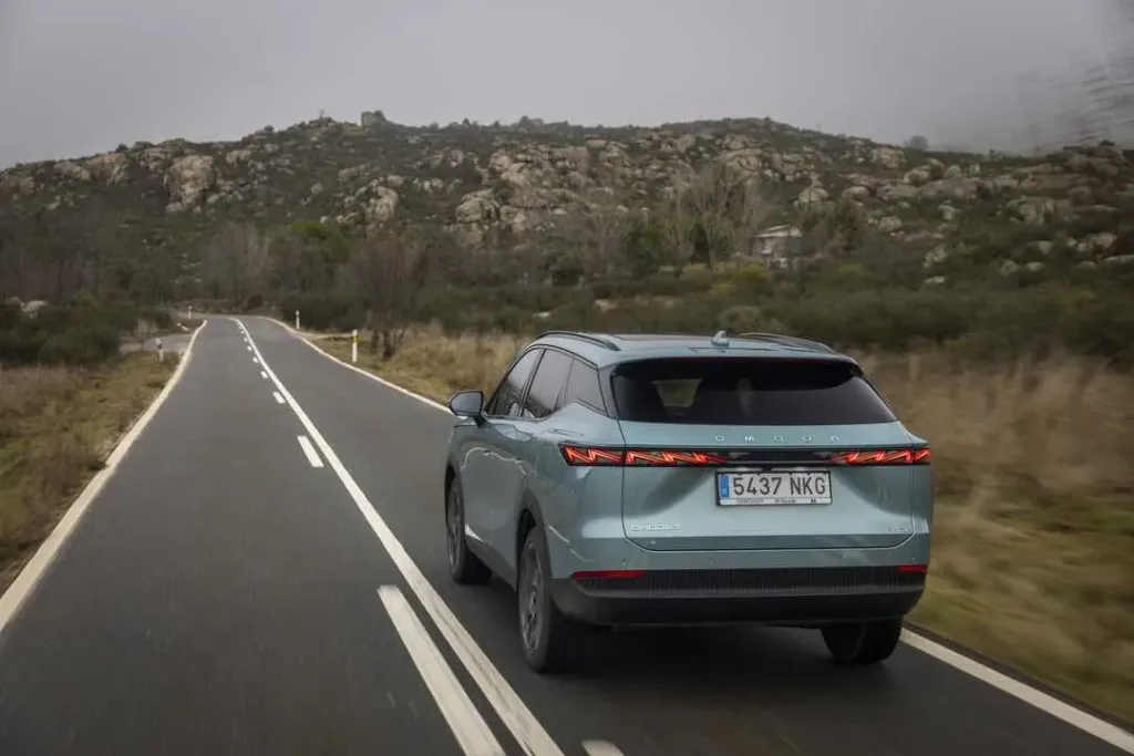 Primer plano del OMODA 7 en movimiento destacando su firma lumínica y aerodinámica.