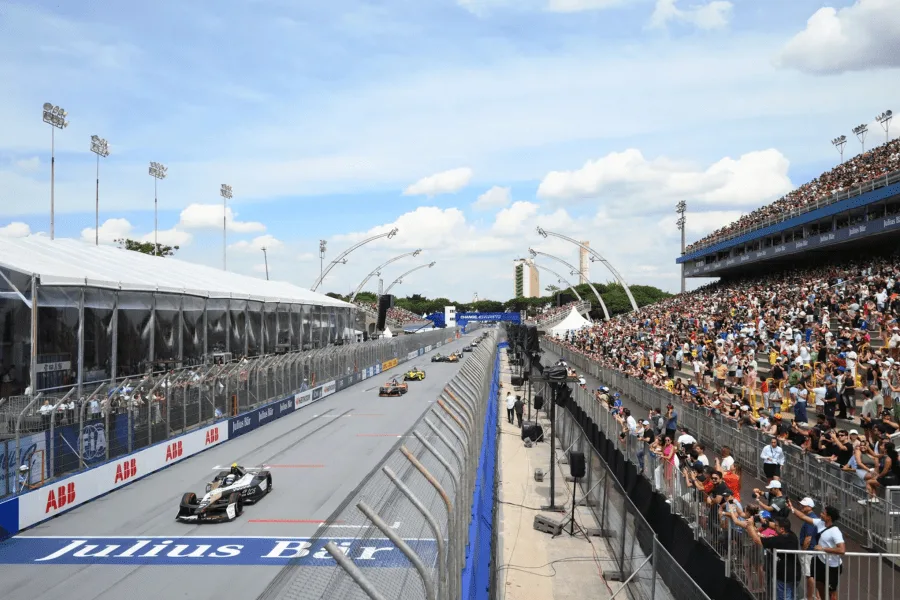 Gradas del Circuito del Jarama llenas de aficionados durante una jornada de pruebas