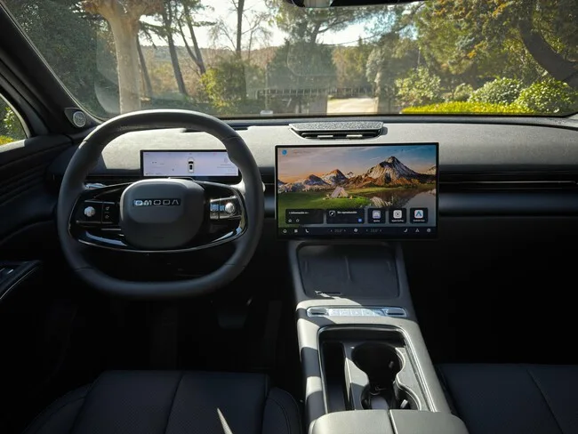 Primer plano de la pantalla de 15,6 pulgadas del OMODA 7 SHS mostrando el sistema de navegación