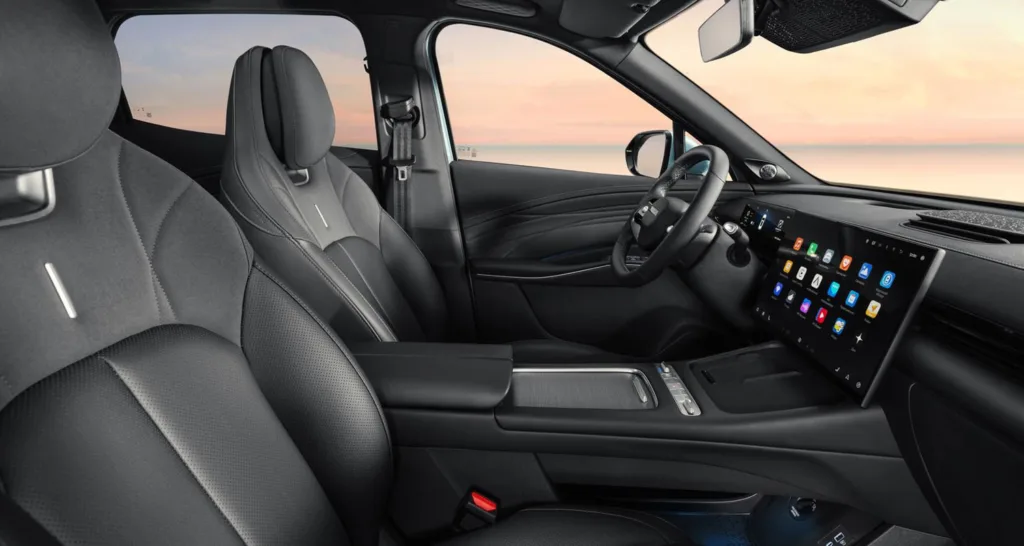 Detalle de los asientos delanteros del OMODA 7 SHS con funciones de masaje y ventilación