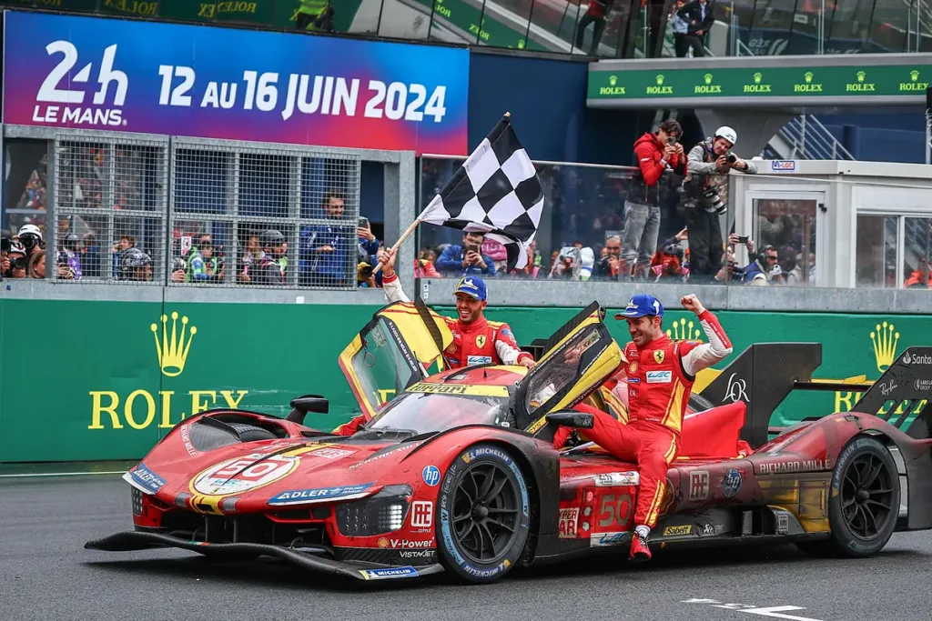 Miguel Molina posando junto a su Ferrari 499P tras la victoria en el Campeonato de Constructores