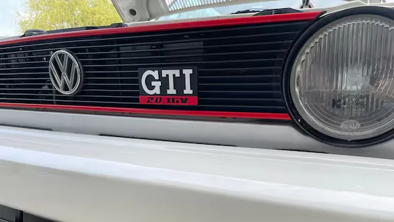 Detalle de la parrilla delantera del Golf GTI Mk1 con su icónica línea roja