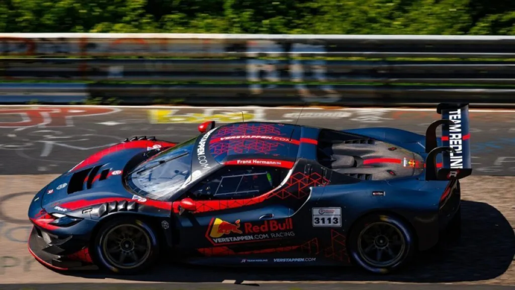 Max Verstappen pilotando el Mercedes-AMG GT3 en el circuito de Nürburgring