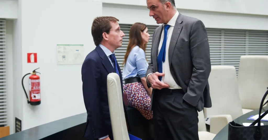 Montaje fotográfico con el alcalde Almeida y Ortega Smith frente al logo de la Fórmula 1 y el circuito de IFEMA en construcción