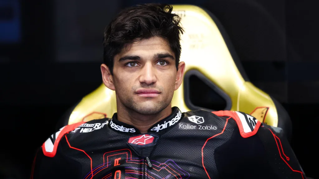 Davide Tardozzi y Gigi Dall'Igna hablando seriamente en el box de Ducati tras el doblete de Aprilia en Brasil