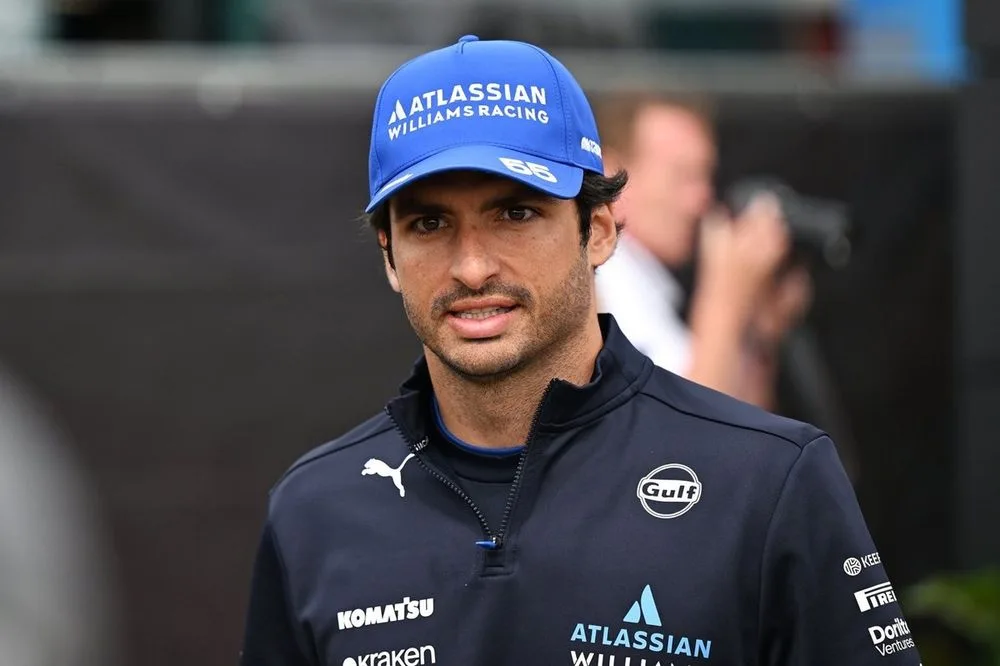 Carlos Sainz con el mono de Williams y gesto serio durante la rueda de prensa previa al GP de Japón en Suzuka