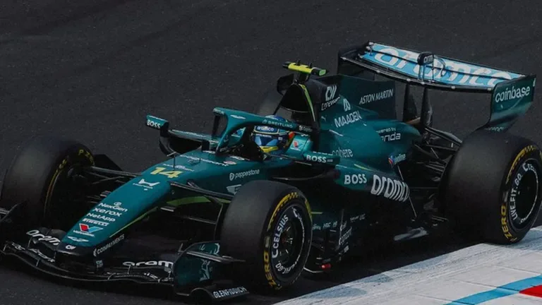 Fernando Alonso corriendo en Suzuka, en el Gran Premio de Formula 1