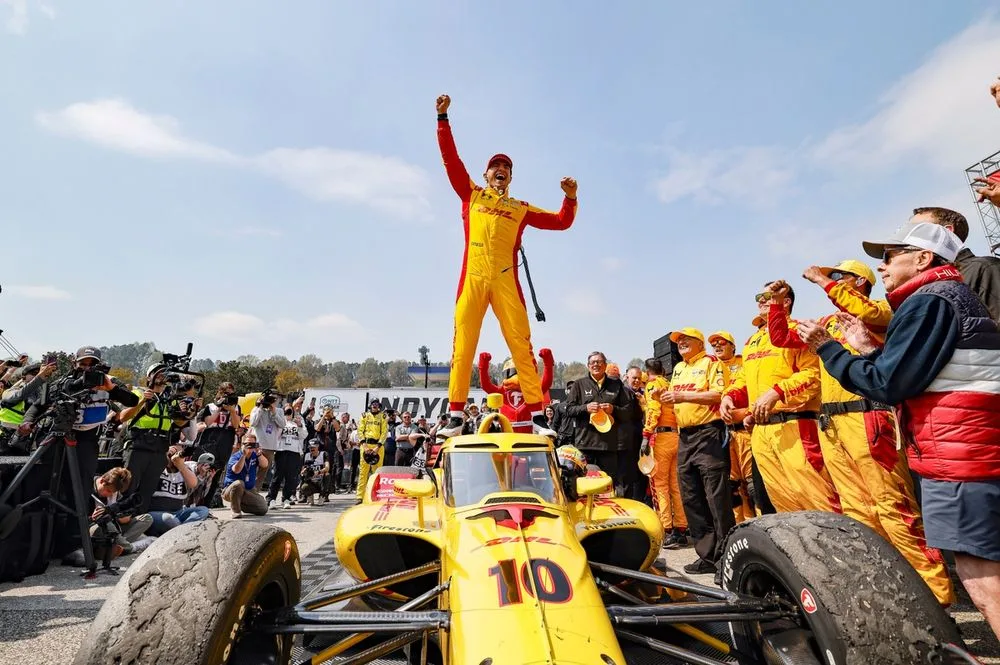 Álex Palou con el trofeo de las 500 Millas de Indianápolis, preparando su defensa para mayo