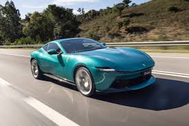 Vista dinámica del Ferrari Amalfi en Rosso Amalfi circulando por una carretera secundaria