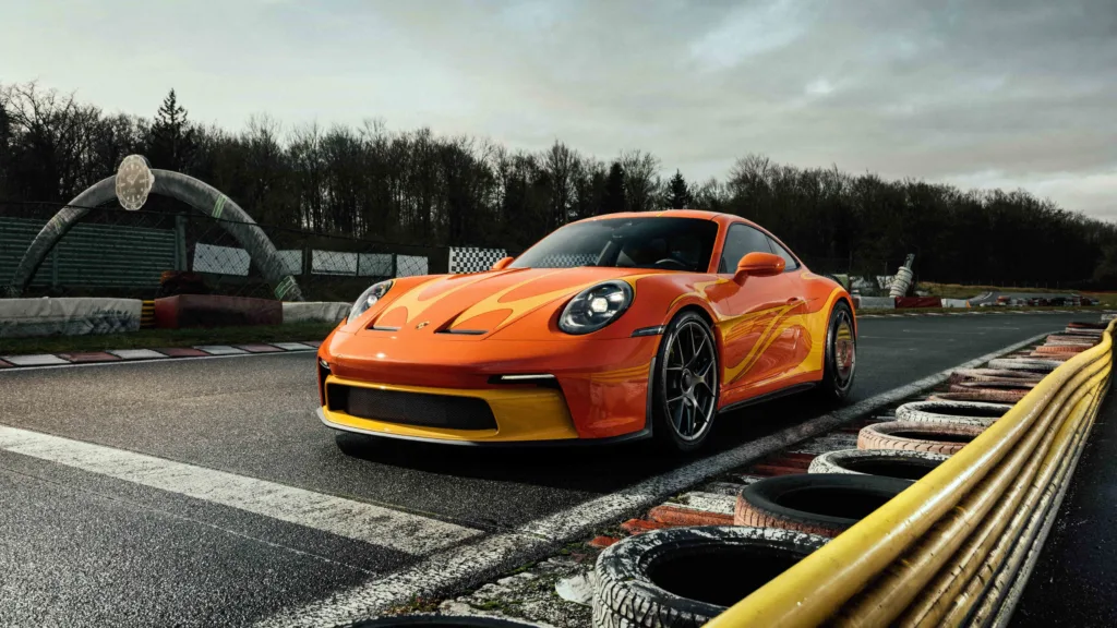 Primer plano del reposacabezas del Porsche 911 S/T con el bordado del camello del Camel GT Challenge y el relieve de los circuitos