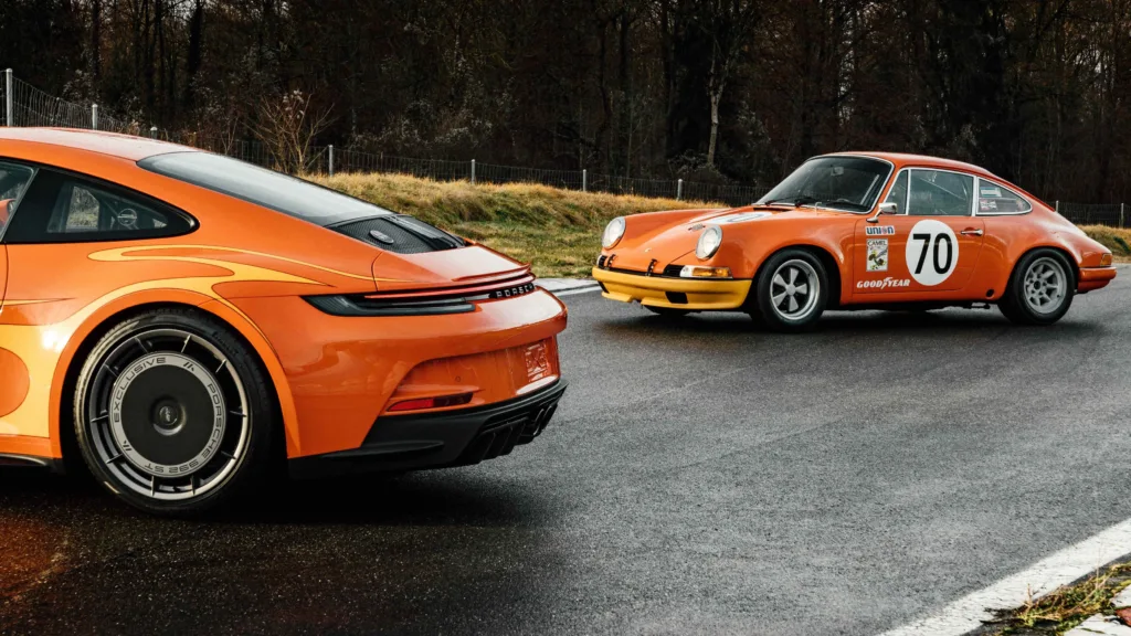 El Porsche 911 S/T original de 1972 junto a la nueva reinterpretación Sonderwunsch de 2026, ambos en color Rojo Phoenix